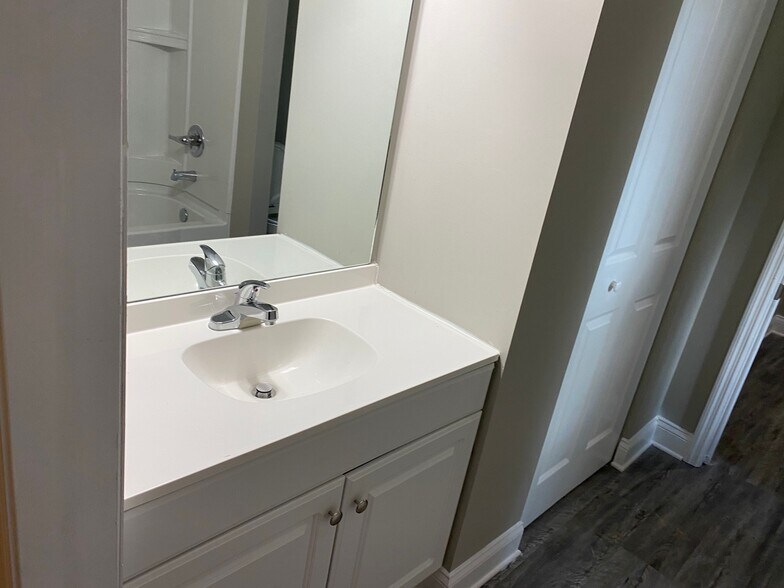 Building Photo - 5357 Oak Trail Ln