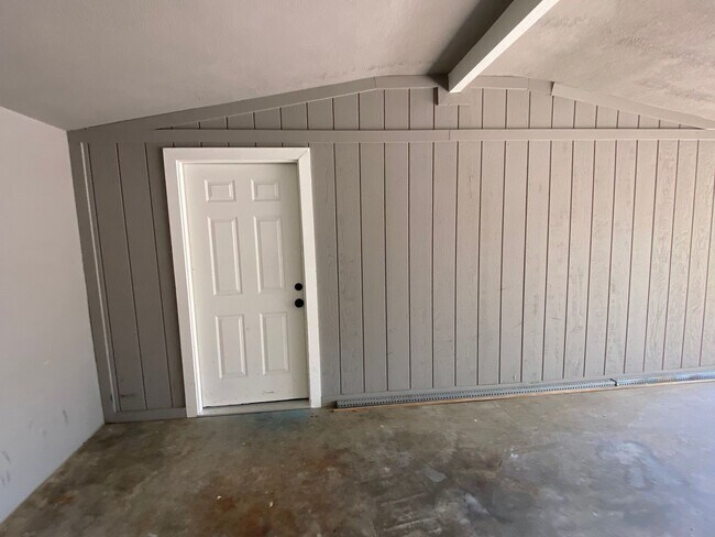 Building Photo - Spacious Visalia home in a well establishe...