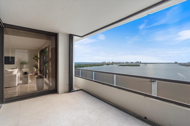 Building Photo - 100 Lakeshore Dr