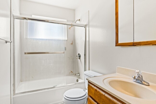 Building Photo - Sheffield Village Living: Spacious 2BD w/ Parking in San Leandro School District