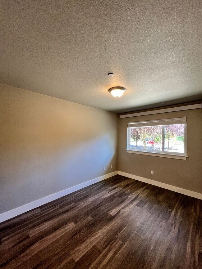 Building Photo - Large 3 Bedroom 2 Bathroom! In-Unit Washer...