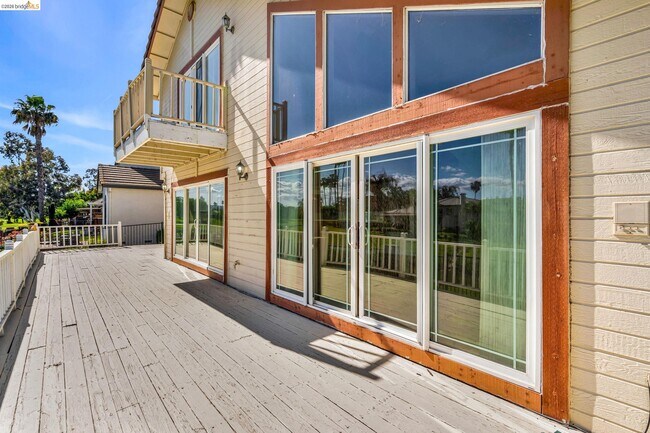 Building Photo - 5650 Edgeview Dr