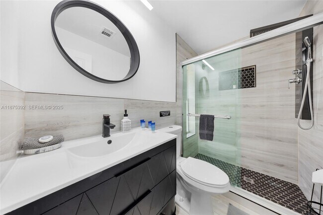 Building Photo - 5740 NE 19th Ave