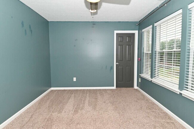 Building Photo - Spacious 4-Bedroom Haven with 2.5 Baths and Nearly 3,000 Sq Ft of Comfort in Indianapolis!