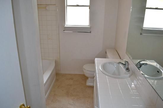 Building Photo - 2528 St Francis Ave