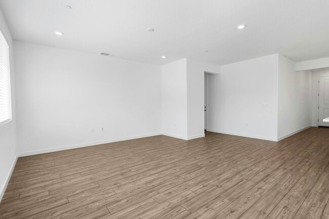Building Photo - 3278 Vallonea St