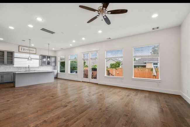 Building Photo - 406 Yale Oaks Ln