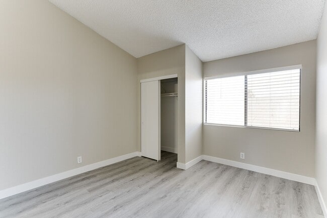 Building Photo - Charming Upstairs Condo with Dual Balconies & Spacious Layout!