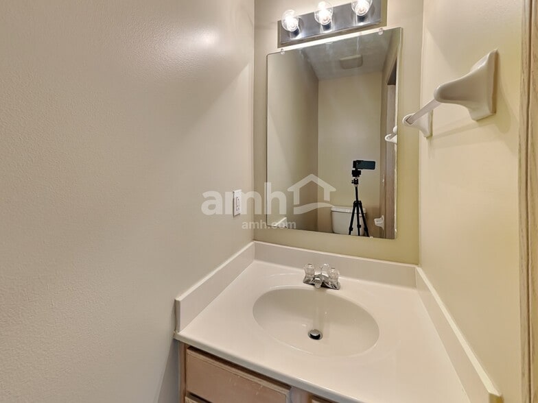 Building Photo - 5563 Crenton Dr