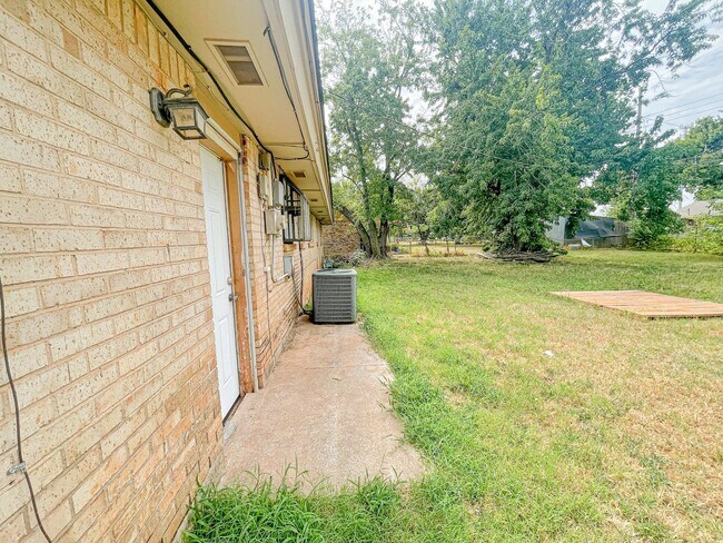 Building Photo - Updated 3/1 Home with Vaulted Ceilings & Large Fenced Backyard