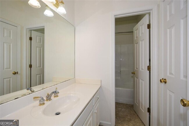 Building Photo - 305 Collegiate Dr