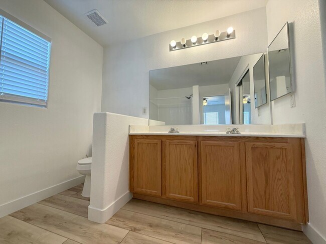 Building Photo - 2/BD 2.5/BA Home in Gated Community with M...