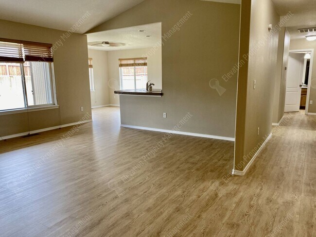 Building Photo - Single-Level home in NE Redmond with fence...