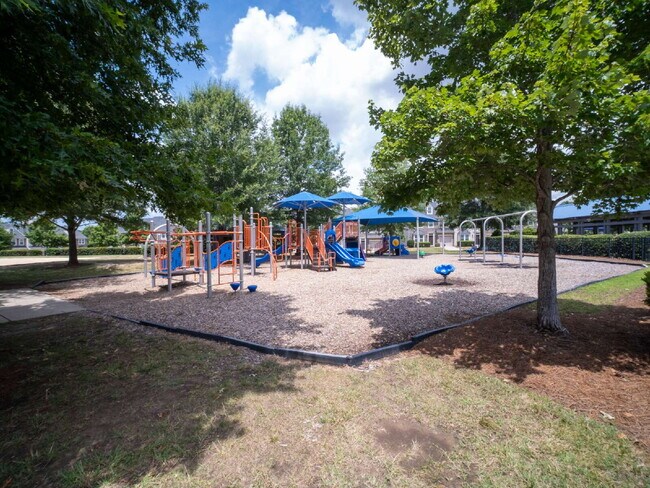 Building Photo - "Exquisite  2-Bed Townhouse with 2.5 Baths in Prime Charlotte Location – 1,531 Sq Ft of Comfort!"