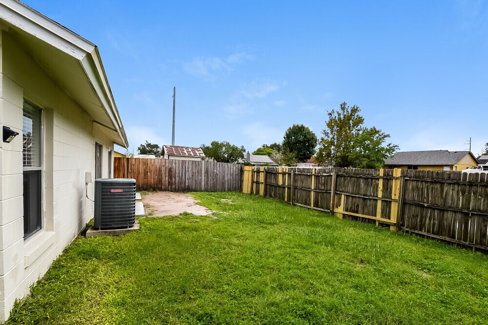 Building Photo - 1247 Holly Springs Cir