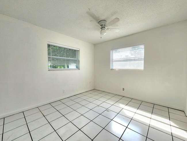 Building Photo - 215 SW 1st Ct