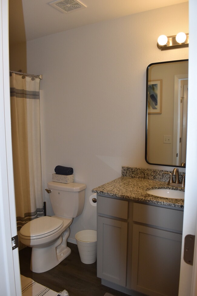 Building Photo - 515 Ashwood St