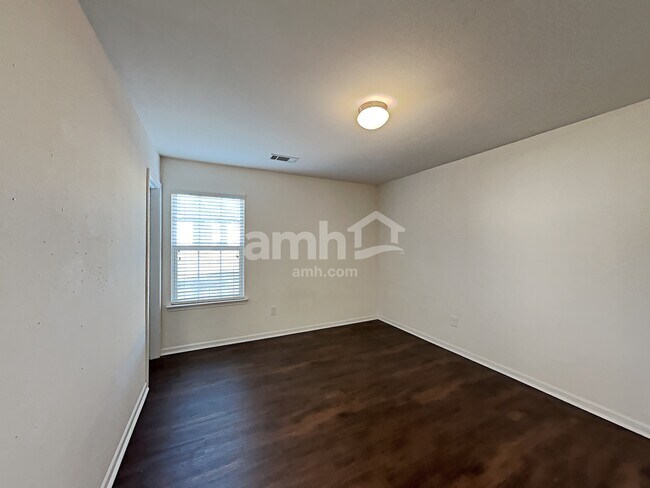 Building Photo - 6236 Leslie Dr