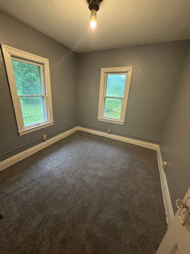 Building Photo - 2 Bedroom 1 Bathroom House