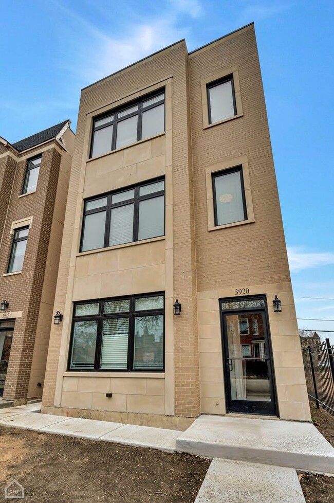 Building Photo - 4022 S Calumet Ave