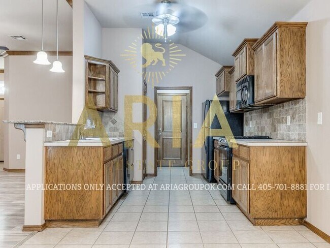 Building Photo - BEAUTIFUL 3 BED/2 BATH HOME IN ROYAL OAKS!...