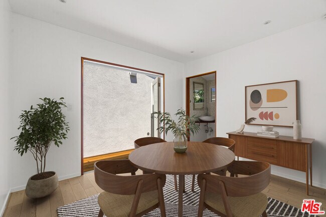 Building Photo - 2425 Cloy Ave