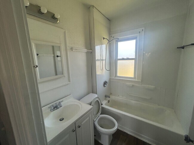 Building Photo - 4067 E 143rd St