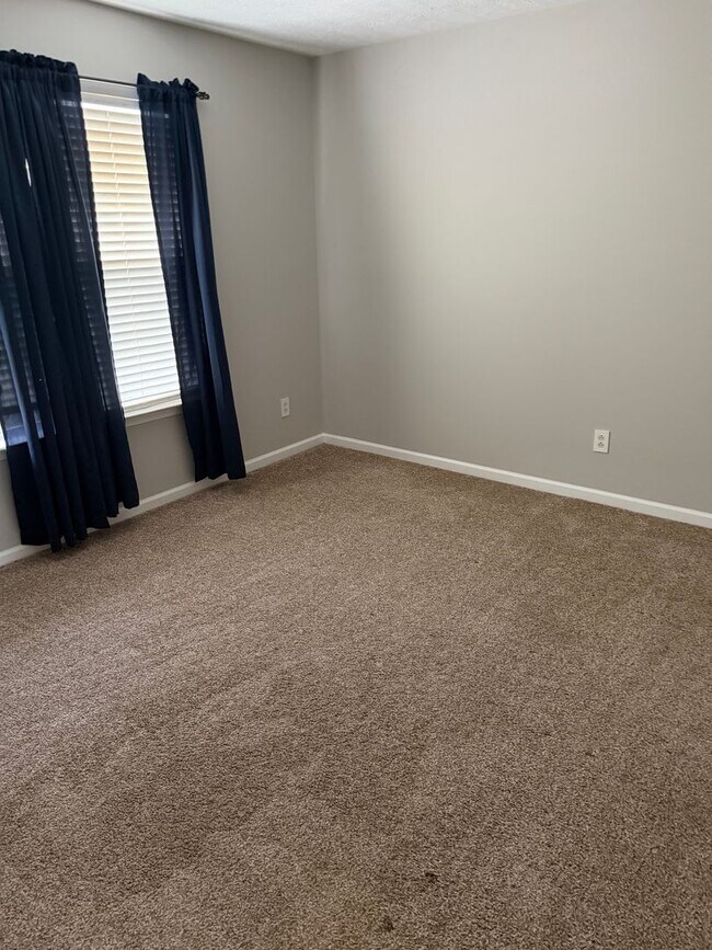 Building Photo - Maintenance Free Living 3 Bed/2.5 Bath