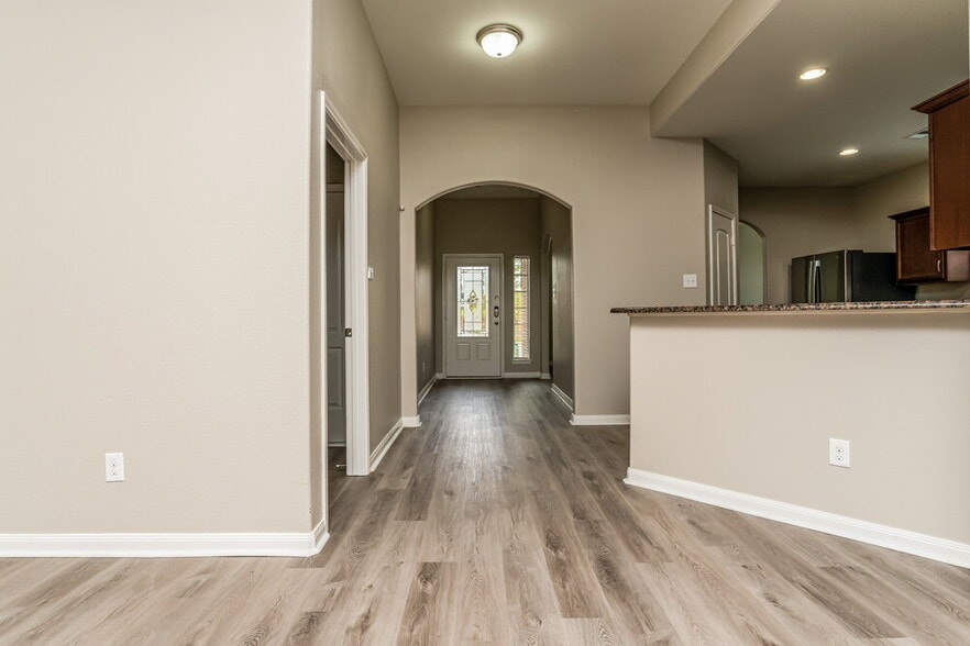 Building Photo - 1613 Mesquite Ln