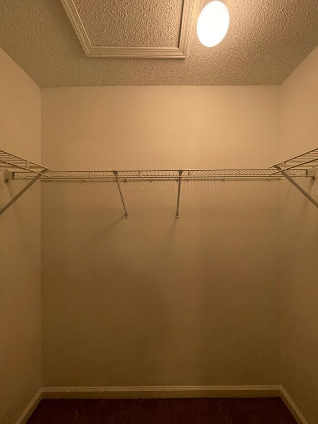 Building Photo - Foxchase Subdivision! END UNIT CLOSE TO COMMUNITY POOL