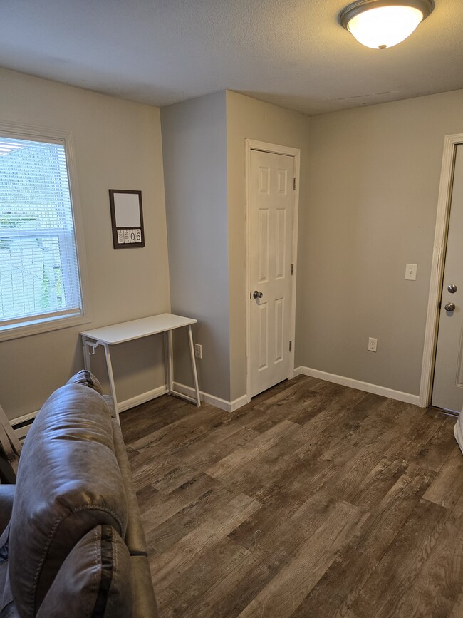 Building Photo - 310.5 Cottage Ct