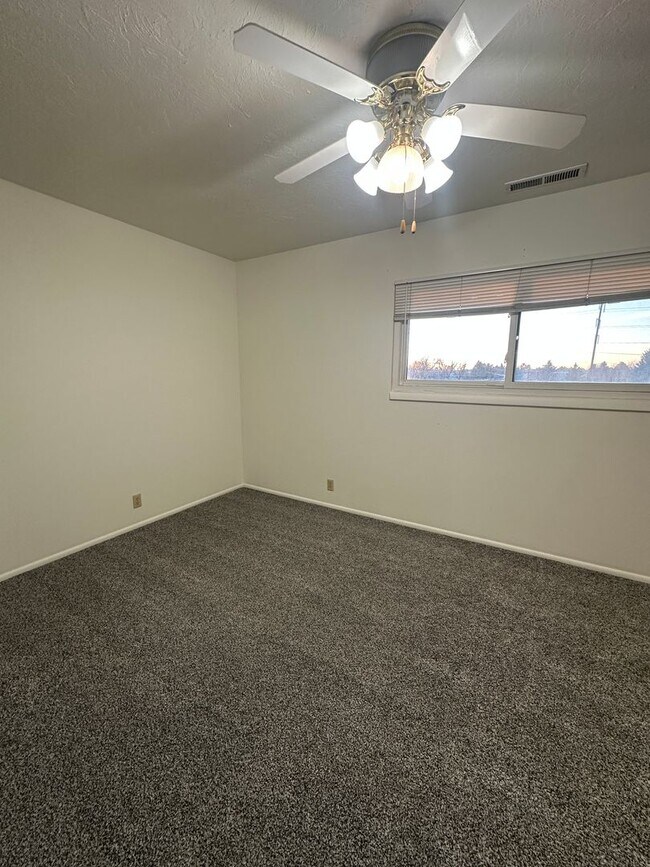 Building Photo - Spacious, three level, 4 Bed 2.5 bath Townhome in Ammon right behind the Walmart on Hitt.