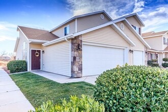 Building Photo - 3 bedroom, 2 bath townhome, end unit, great location!