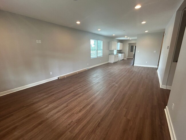 Building Photo - Newly Renovated Spacious 3 Bedroom w/ Full...