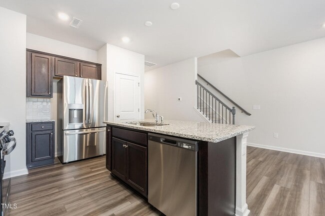 Building Photo - 172 Paramount Dr