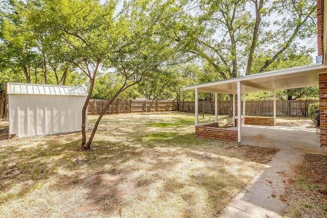 Building Photo - 1701 Larkspur Dr