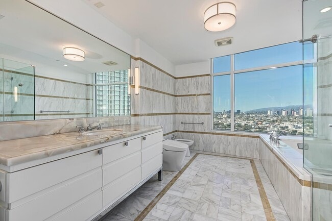 Building Photo - 1 W Century Dr