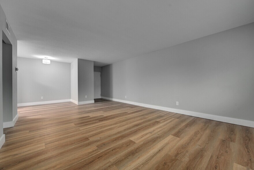 Entrance and Dining Area - 20333 Detroit Rd