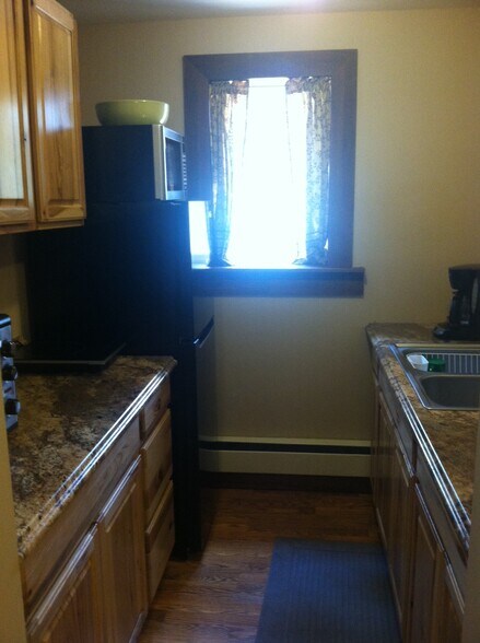 Kitchenette - 468 HIGHLAND ST