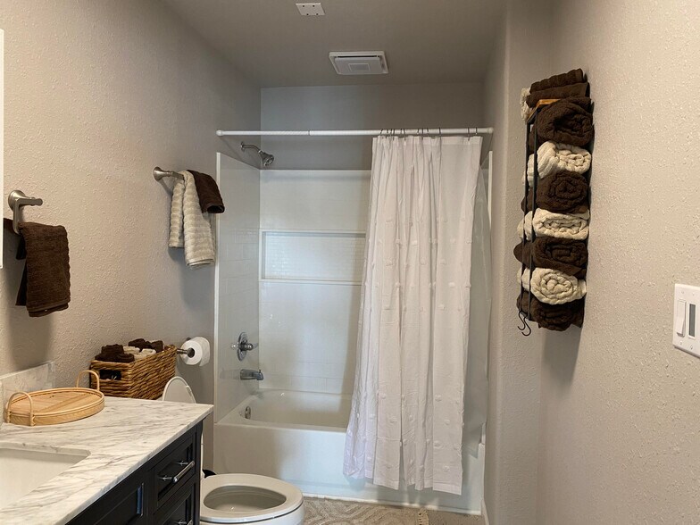 Building Photo - 6140 W Robin Hood Ln