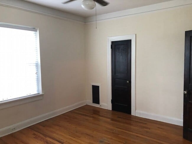 Building Photo - Historic 1 BR/1 BA Upstairs Apartment
