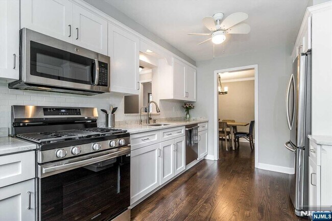 Building Photo - 354 Plaza