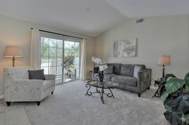 Building Photo - Spacious Remodeled Top Floor Condo, A/C, W...