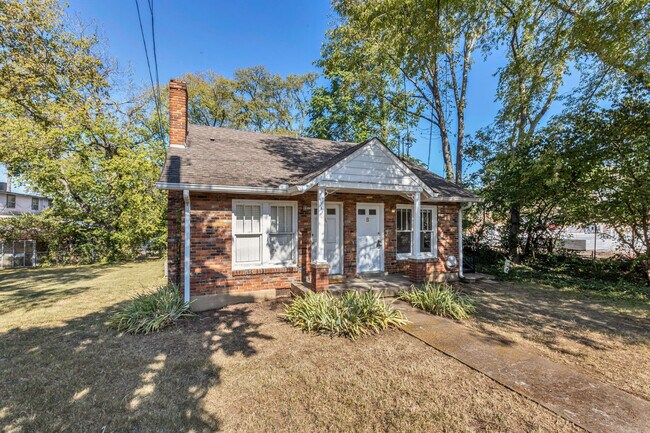 Building Photo - Charming Sylvan Park Shotgun Apartment in a Darling Triplex!