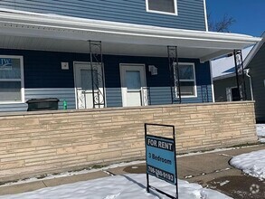 Building Photo - Huge 3 bedroom, 1.5 bath duplex newly remo...