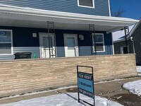 Building Photo - Huge 3 bedroom, 1.5 bath duplex newly remo...