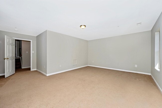 Building Photo - Fantastic End Unit Townhouse For Lease