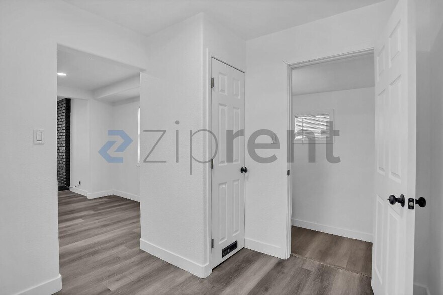 Building Photo - Unit