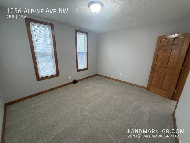 Building Photo - Spacious 2 Bed, 1 Bath – Updated & Ready t...