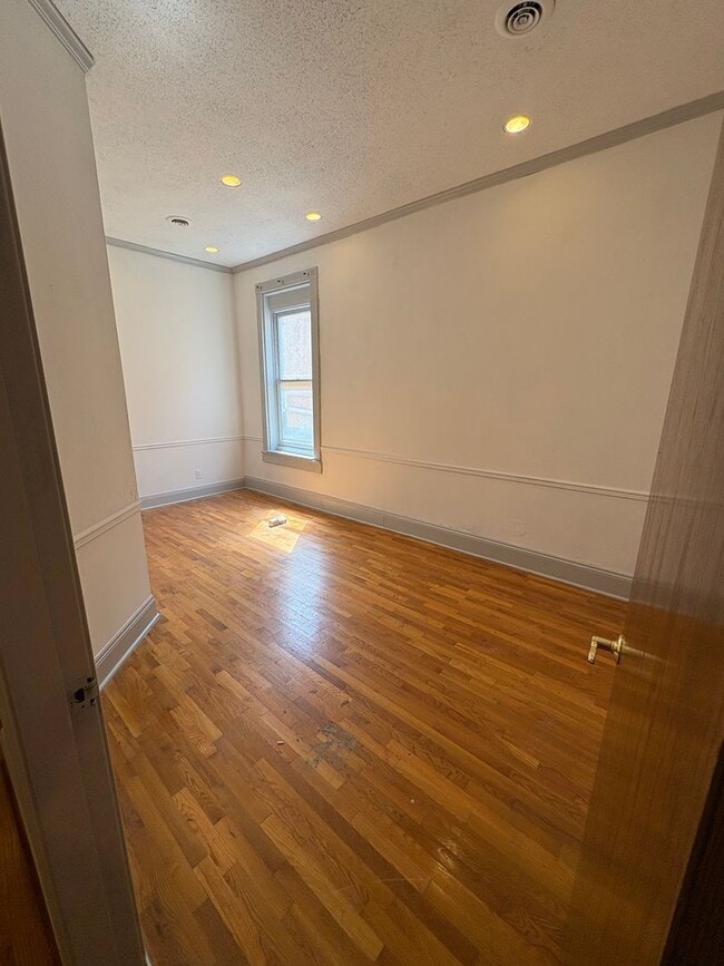 Building Photo - 110 W Summit Hill Dr SW